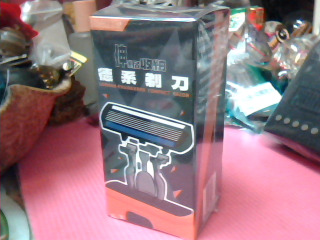 伸縮收納刮鬍刀