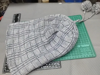 灰白條紋毛帽