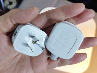 白色三腳轉接頭