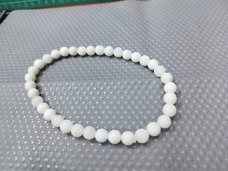 白色圓珠飾品