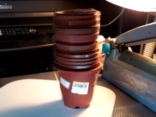 棕色塑膠花盆
