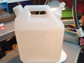 白色手提方桶