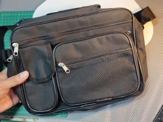 黑色側背公事包