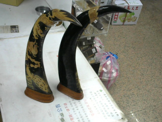 雕刻牛角對飾