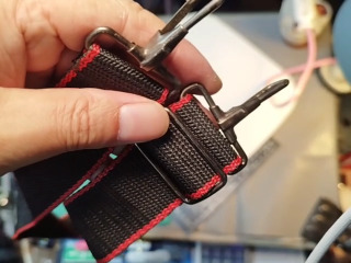 紅黑運動行李袋帶