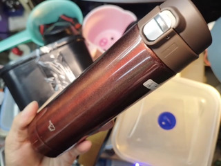 棕色手持保溫杯