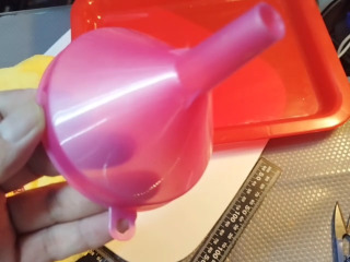 粉色塑膠漏斗