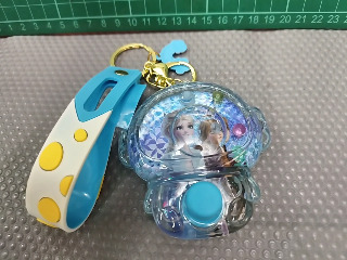 冰雪奇緣艾莎與安娜主題水珠按壓游戲機造型鑰匙圈吊飾，附矽膠手提繩