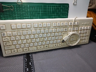 白色有線鍵盤