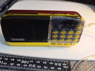 金黃色行動收音機