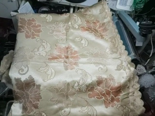 米色花卉桌布