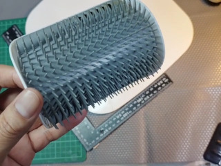 牆角貓咪蹭毛刷