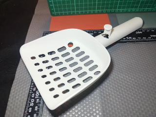 白色貓砂鏟