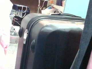 拉桿行李箱/上有裂