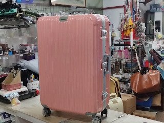 粉色鋁框行李箱