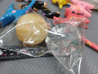 黃玉色滾石球