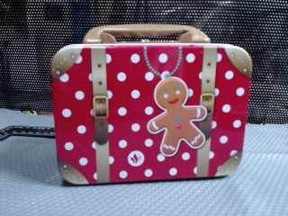 聖誕薑餅人紅色行李箱造型鐵盒