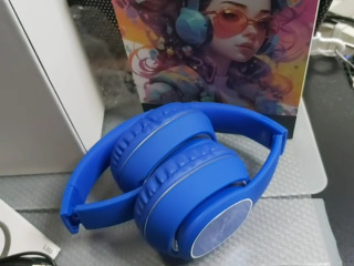 藍色耳罩式耳機