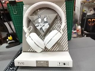 白色頭戴耳機